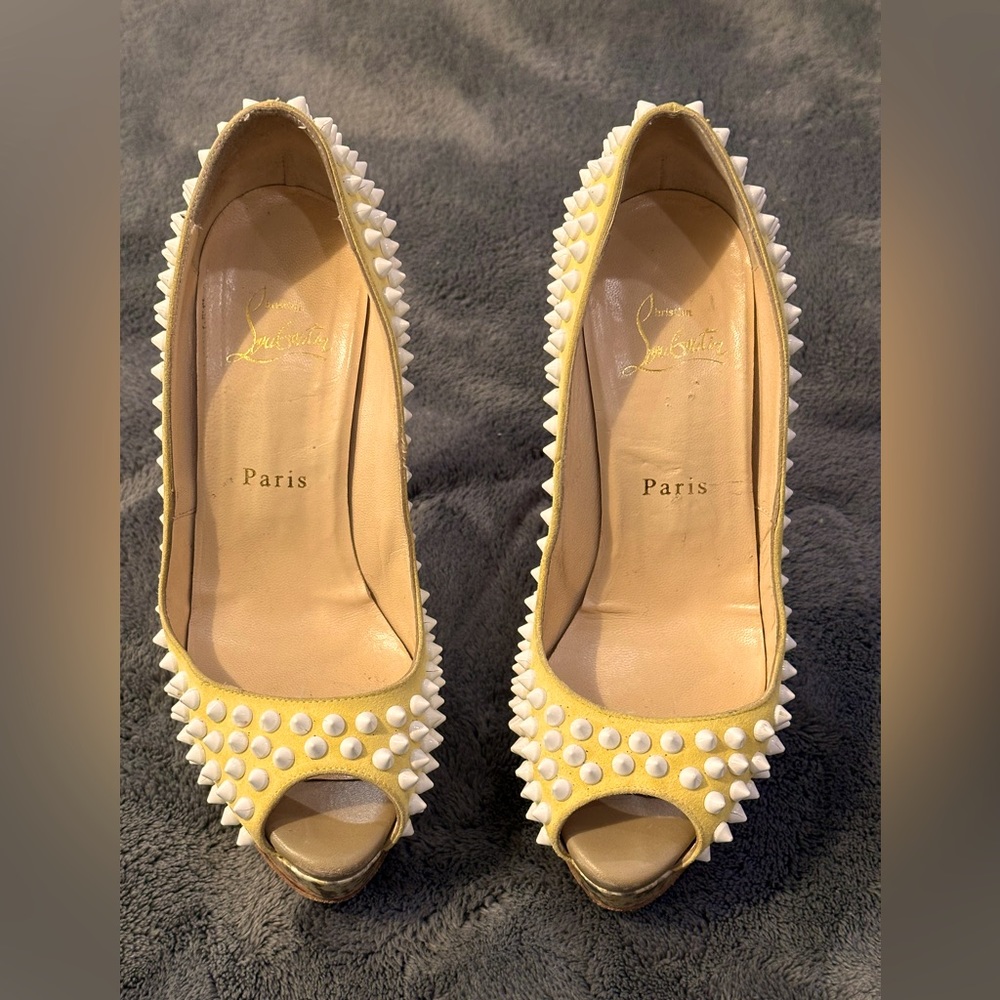 Fabulous Authentic Christian Louboutin lady peeps with spikes